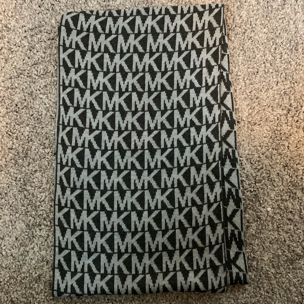 NWOT Michael Kors Infinity Logo Scarf